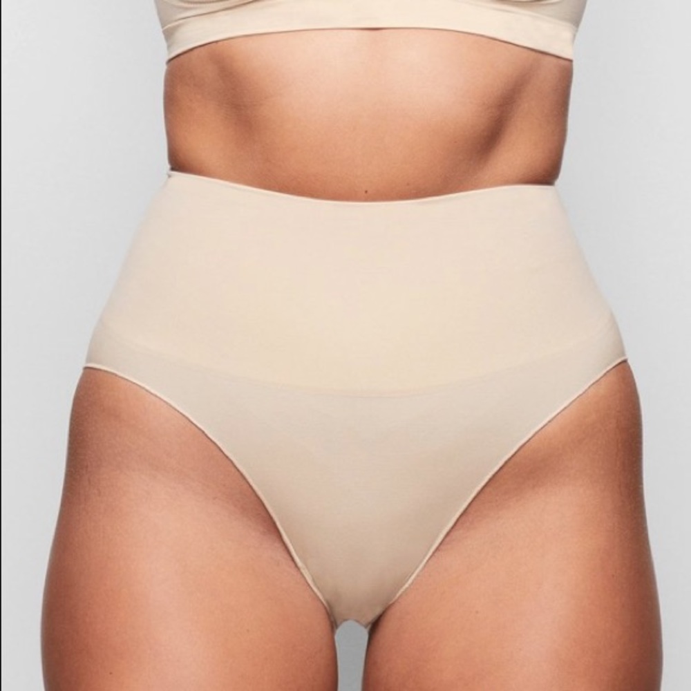 SKIMS Core Control Brief (S/M) Clay
